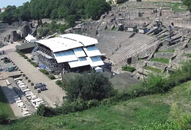 Aménagement temporaire du théâtre pour les nuits de Fourvière