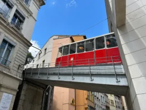 Vue du funiculaire depuis la rue Tramassac.