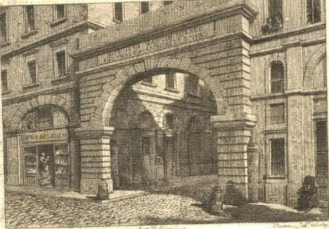 anciennes arcades en pierre halles grenette