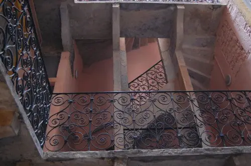 Cour et bel escalier au 12 rue Fernand Rey