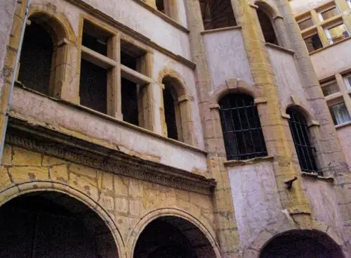 Cour de la maison Croppet, famille de magistrat au 14 rue du Boeuf