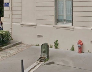 Drinking water fountain at 18 Rue de l'Abbaye d'Ainay