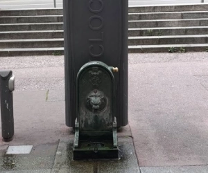 On Place de la Paix, behind the Vélo'v station