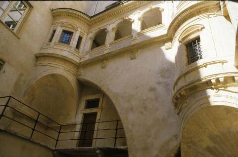 Courtyard of the Hôtel Bullioud at 8 rue Juiverie