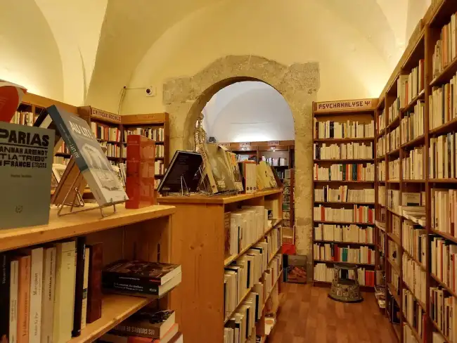 intérieur de la librairie Le Bal des Ardents