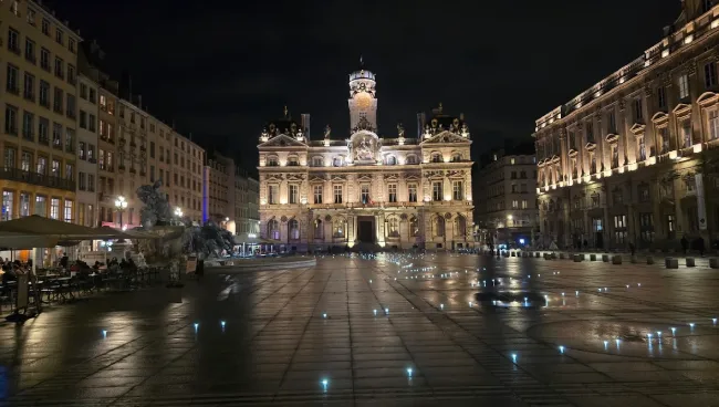 Place des Terreaux éclairée la nuit