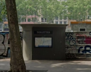 toilet at 32 Quai Saint-Antoine