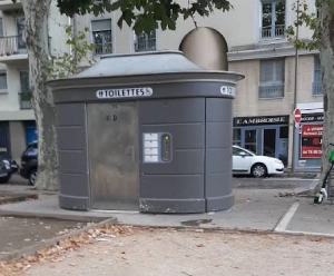 Public toilets at the corner of Smith Street & Ravat Street