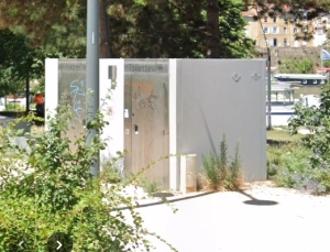 Public toilet at 14 Quai Rambaud