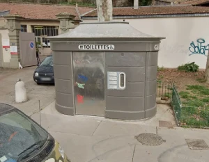 Public toilet at 18 Quai Saint Vincent