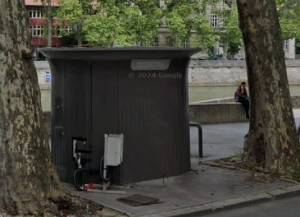 toilet at 21 Quai Tilsitt