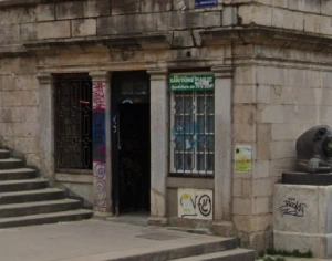Public toilet at 1 Place Sathonay at the beginning of the ascent of the Montée de l'Amphithéâtre