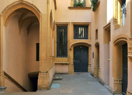 Traboule au 2 place du gouvernement : ancienne auberge du XV° siècle