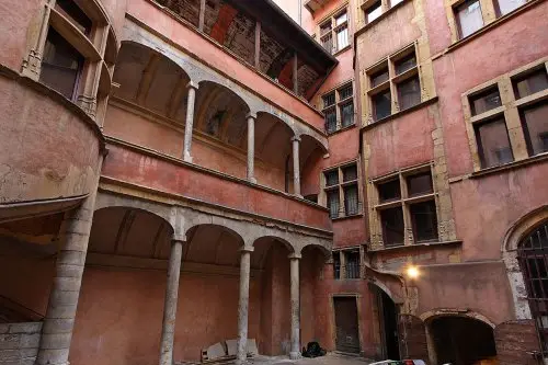 Traboule et très belle cour au 27 quai Saint-Antoine