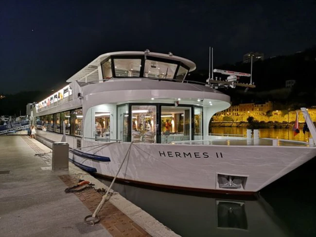 Hermès II Restaurant Boat